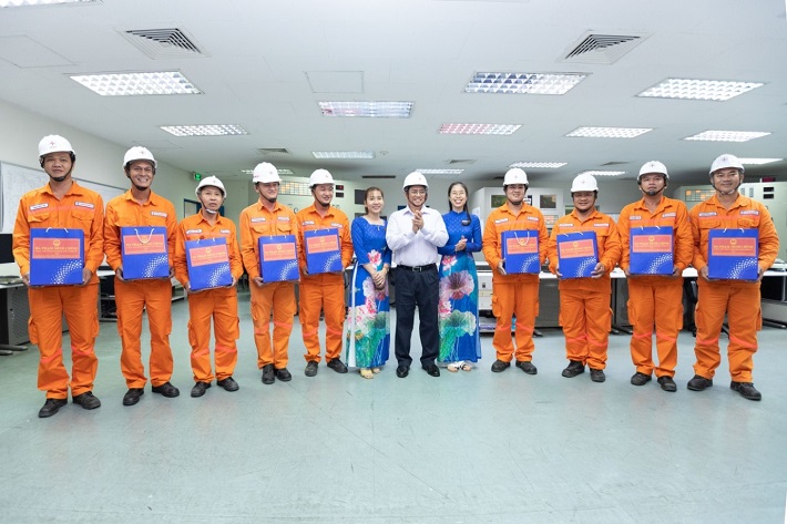 Thủ tướng Chính phủ Phạm Minh Chính thăm và chụp ảnh lưu niệm tại Công ty