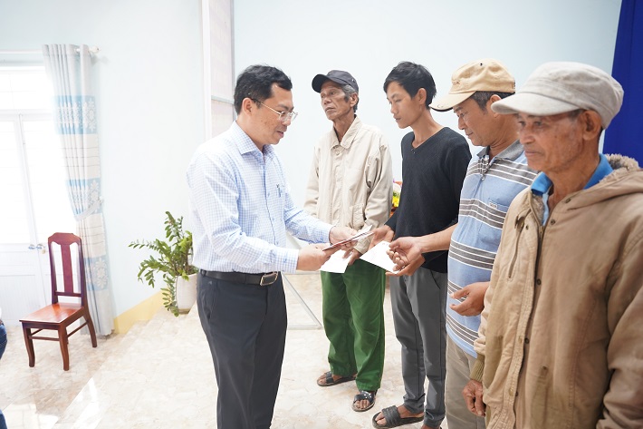 ông Nguyễn Đức Phú Phó Tổng Giám đốc Thủy điện Sông Ba Hạ tặng quà tại xã Suối Trai