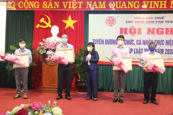 ông Trần Lý đại diện Thủy điện Sông Ba Hạ nhận danh hiệu về thuế 