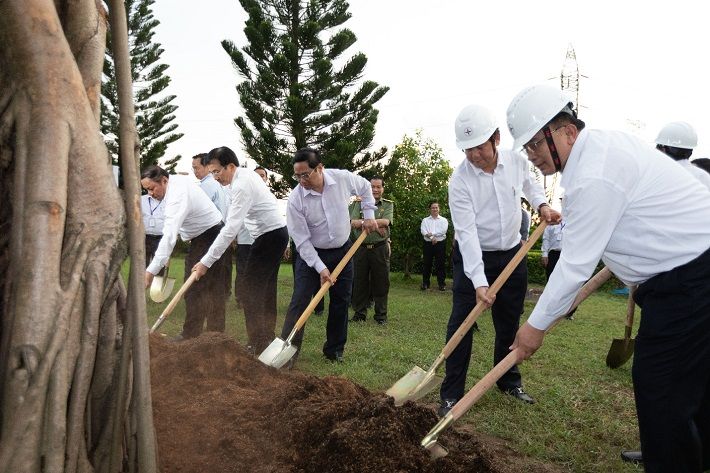 Thủ tướng Phạm Minh Chính lãnh đạo thành phố Cần Thơ, EVNGENCO2 trồng cây lưu niệm