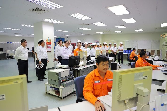 Thủ tướng Chính phủ thăm hỏi và động viên Người lao động tại Phòng điều khiển trung tâm Nhà máy Nhiệt điện Ô Môn I