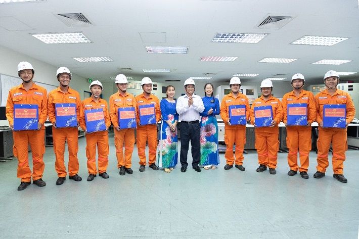 Thủ tướng tặng quà cho CBCNV Nhiệt điện Ô Môn
