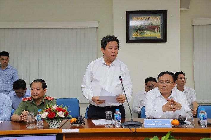 ông Trương Hoàng Vũ - Tổng Giám đốc EVNGENCO2 báo cáo tại cuộc họp