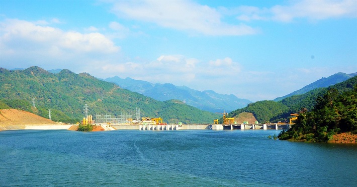 lòng hồ thủy điện Trung Sơn