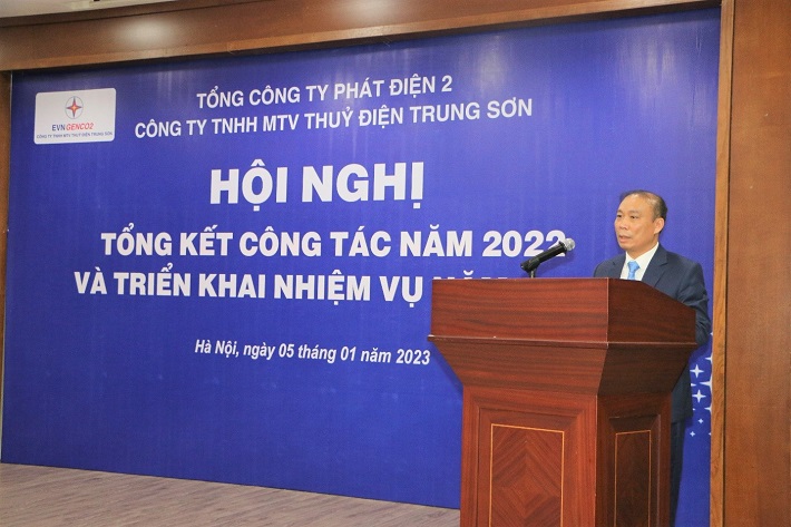 ông Vũ Hữu Phúc Chủ tịch - Giám đốc Thủy điện Trung Sơn báo cáo tại Hội nghị