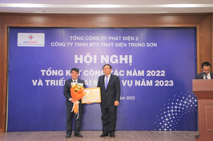 Ông Trần Phú Thái – Chủ tịch HĐTV EVNGENCO 2 trao tặng Bằng khen cho các cá nhân Thủy điện Trung Sơn đạt thành tích năm 2022