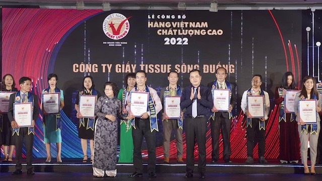 đại diện công ty nhận chứng nhận Hàng Việt Nam chất lượng cao 2022
