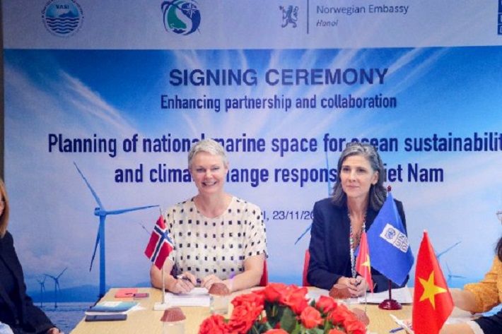 các bên tham gia ký kết Thỏa thuận hỗ trợ quy hoạch quốc gia không gian biển vì sự bền vững của đại dương và ứng phó với biến đổi khí hậu tại Việt Nam.
