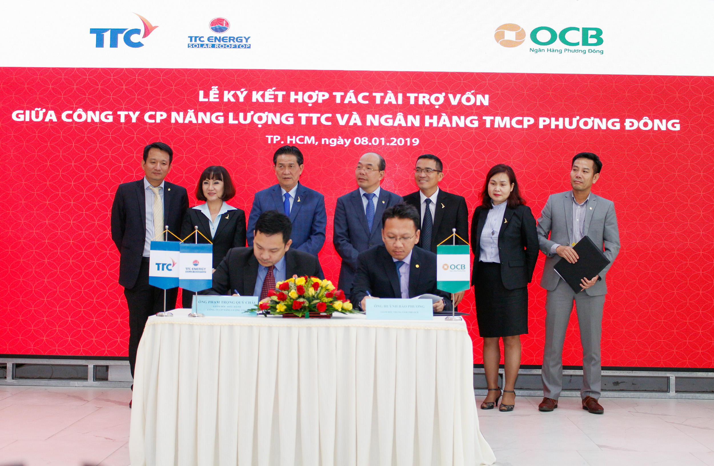 Ông Huỳnh Bảo Phương – Giám đốc Trung tâm thẻ OCB  và và Ông Phạm Trọng Quý Châu - Giám đốc điều hành TTC Energy  ký kết hợp tác chương trình ưu đãi dành cho khách hàng lắp đặt hệ thống điện mặt trời mái nhà