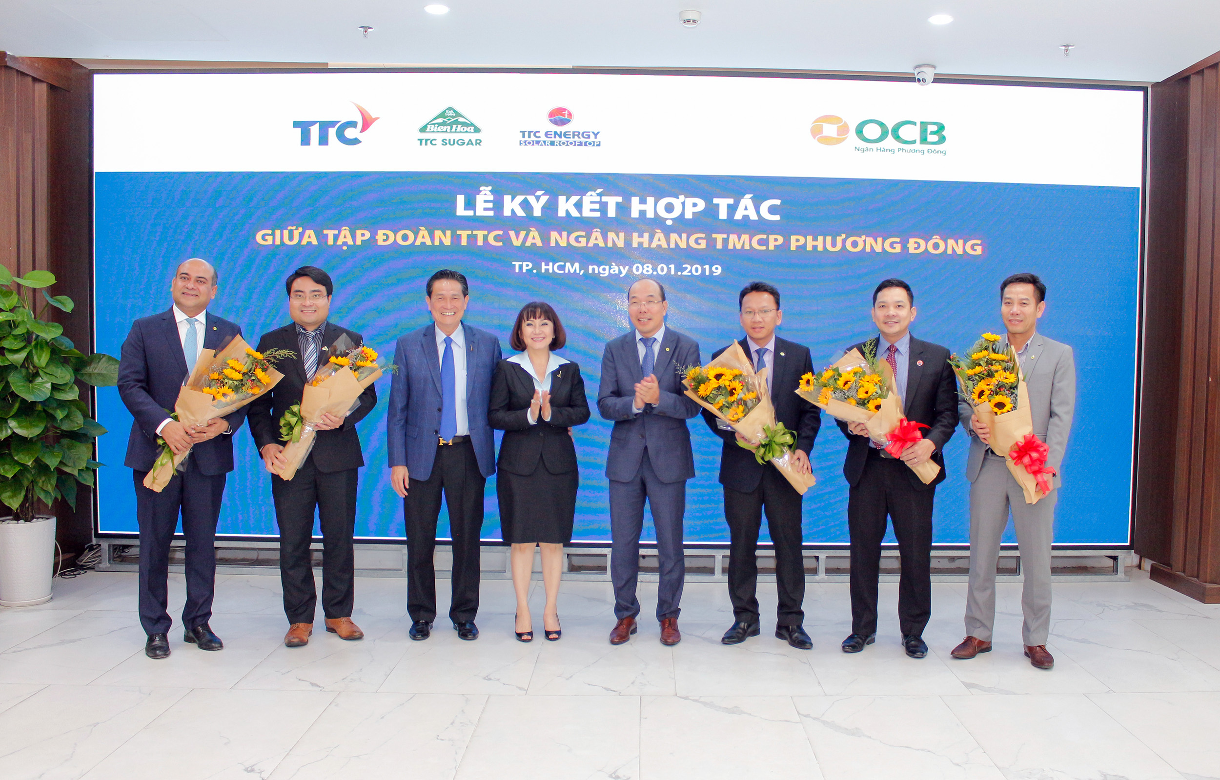 Ông Trịnh Văn Tuấn – Chủ tịch HĐQT OCB và Ông Đặng Văn Thành – Chủ tịch Tập đoàn TTC tặng hoa chúc mừng các đơn vị thực hiện ký kết