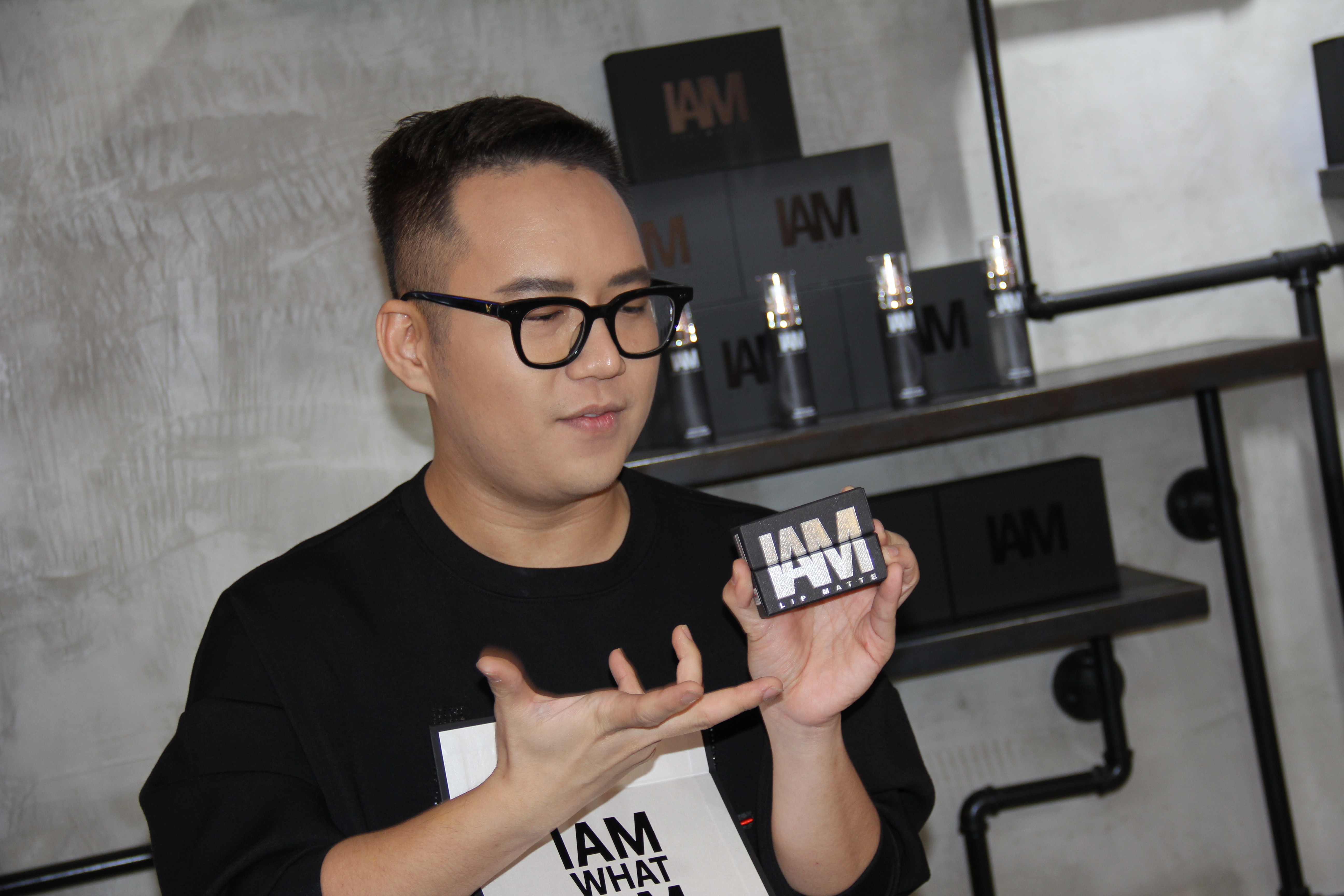 Giám đốc sáng tạo Chung Thanh Phong trong buổi ra mắt thương hiệu mỹ phẩm IAM COSMETICS 