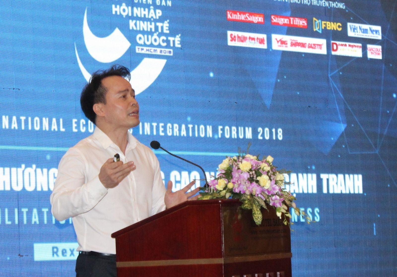 Ông Ngô Chung Khanh, Phó Vụ trưởng Vụ Chính sách thương mại đa biên, Bộ Công Thương thông tin các giải pháp nhằm nâng cao năng lực cạnh tranh cho doanh nghiệp tại diễn đàn