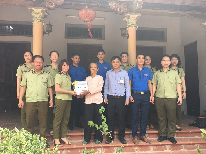 Đoàn thanh niên Cục QLTT Hà Nội cũng đã đến thăm hỏi, tặng quà cho 05 gia đình có công với cách mạng, gia đình thương, bệnh binh