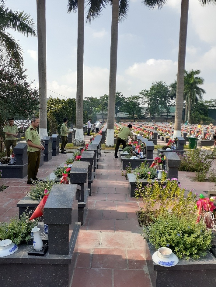 Đoàn đại biểu Cục Quản lý thị trường thành phố Hà Nội đến dâng hương tưởng nhớ, tri ân các anh hùng, liệt sỹ