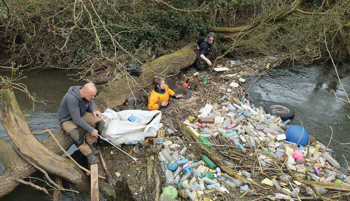 Chất thải nhựa trong sông có thể mang nhiều vi sinh vật nguy hiểm