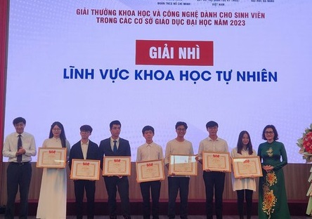 Trao giải thưởng KH&CN dành cho sinh viên năm 2023