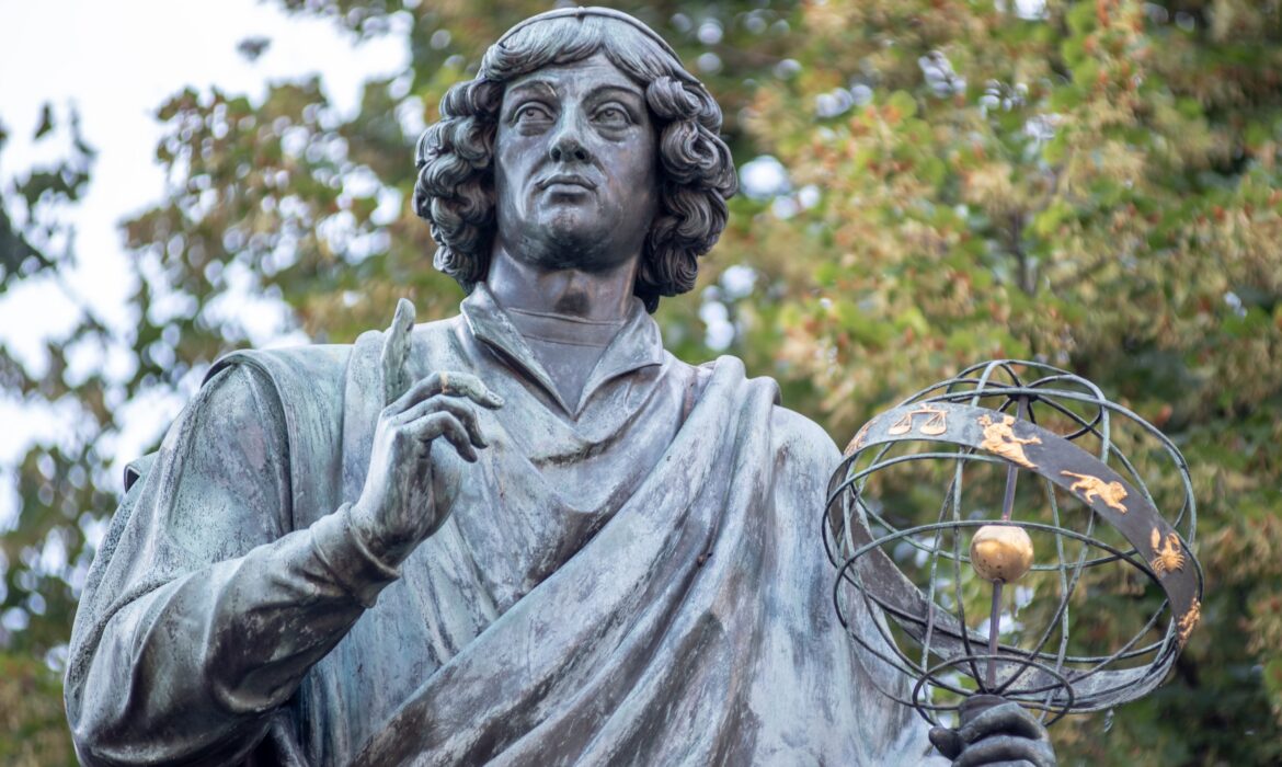 Câu chuyện kỳ lạ về ngôi mộ của Copernicus
