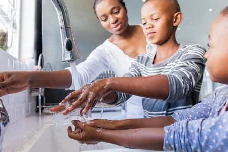 Khoa học lý giải vì sao rửa tay bằng xà phòng lại hiệu quả