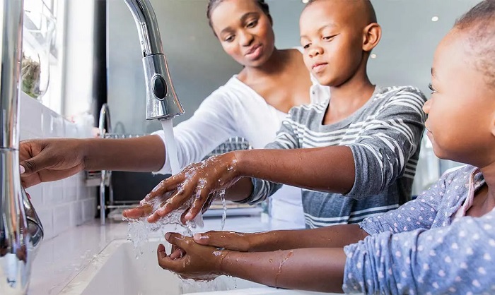 Khoa học lý giải vì sao rửa tay bằng xà phòng lại hiệu quả
