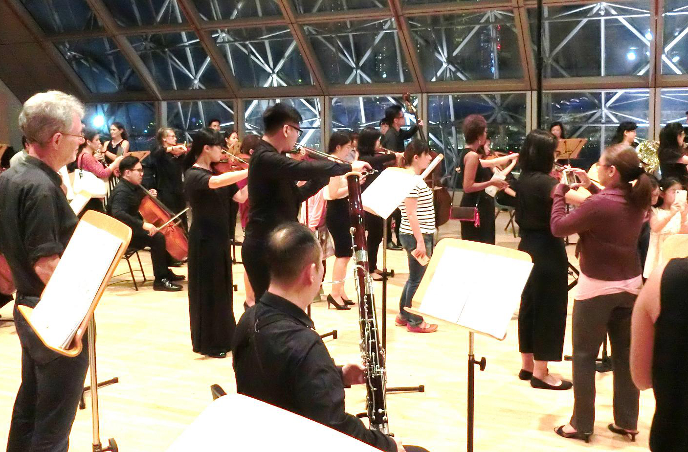 Một cuộc dạo chơi náo nhiệt giữa dàn nhạc