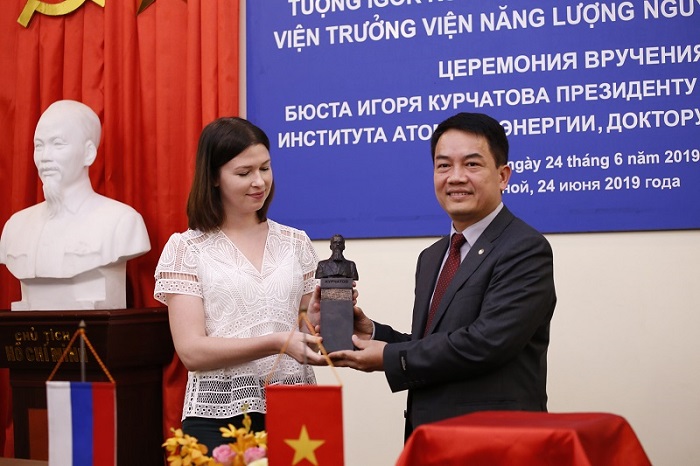 TS Trần Chí Thành được trao tượng Viện sỹ Igor Kurchatov cho những đóng góp trong khoa học hạt nhân