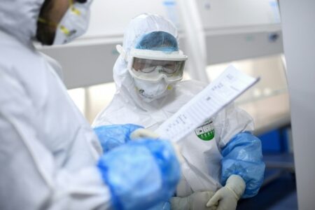 Tại sao coronavirus lan nhanh dễ dàng giữa người với người?