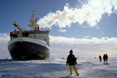 Thám hiểm Nam cực: Khám phá bí ẩn đại dương dưới lớp băng trăm nghìn năm tuổi