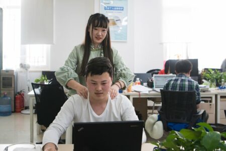 Start up ở Trung Quốc tuyển các cô gái trẻ làm “thư giãn viên”