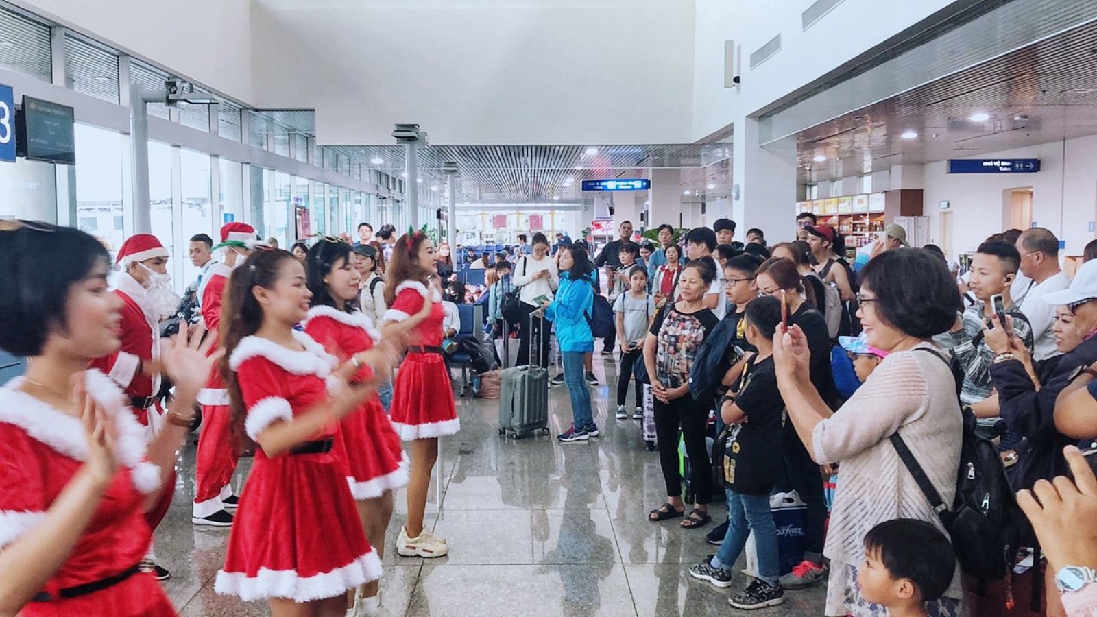 TRUNG TÂM PHỤC VỤ HÀNH KHÁCH VIAGS TÂN SƠN NHẤT ĐỒNG HÀNH CÙNG CÁC HÃNG HÀNG KHÔNG KHÁCH HÀNG CHÀO ĐÓN GIÁNG SINH 2019