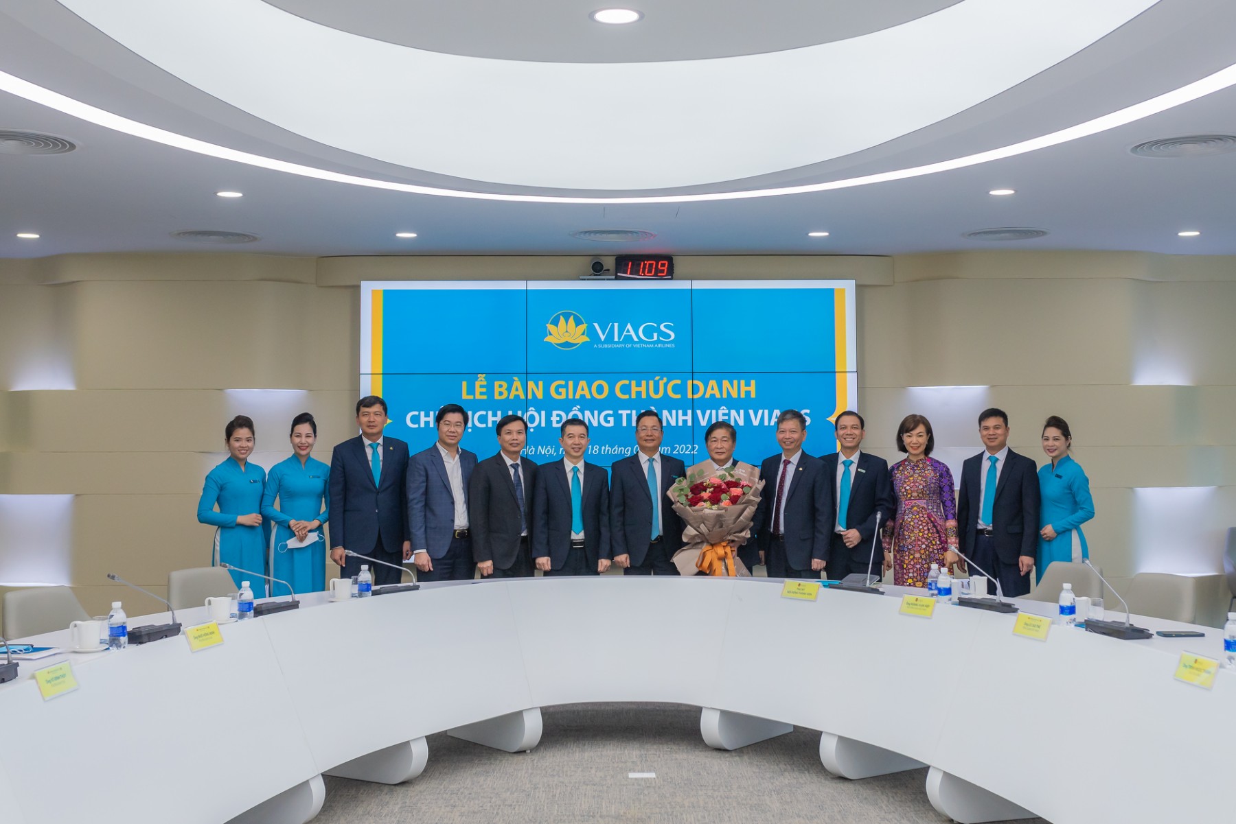 LỄ BÀN GIAO CHỨC DANH CHỦ TỊCH HĐTV VIAGS