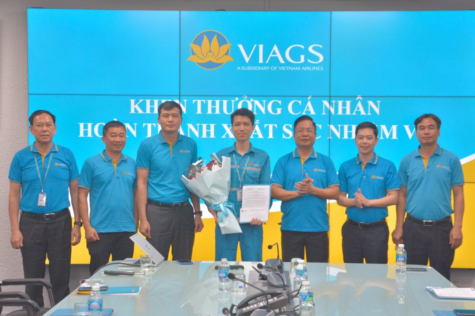 KHEN THƯỞNG ĐỘT XUẤT NHÂN VIÊN VIAGS NBA NHẶT ĐƯỢC VÀ TRẢ LẠI 281.821.000 ĐỒNG CHO HÀNH KHÁCH ĐỂ QUÊN MÁY BAY