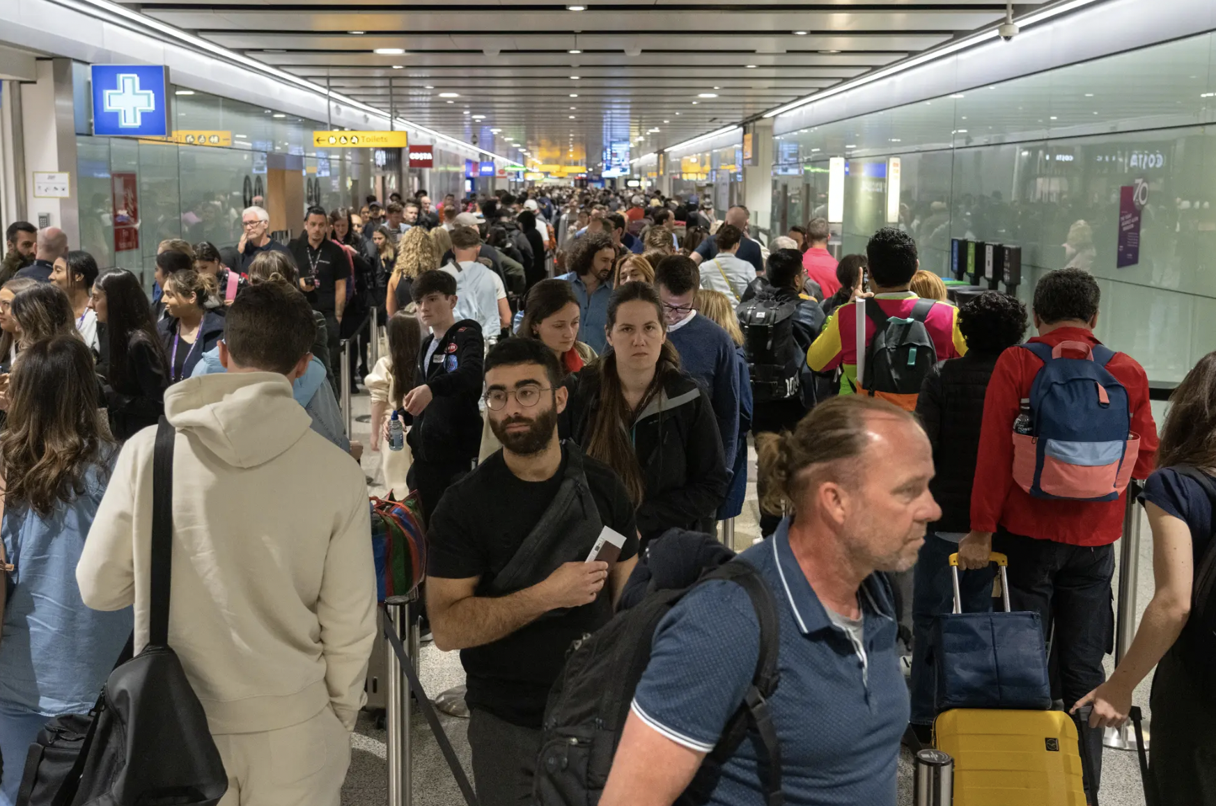 Sân bay Heathrow lần đầu tiên giới hạn số lượng hành khách mỗi ngày