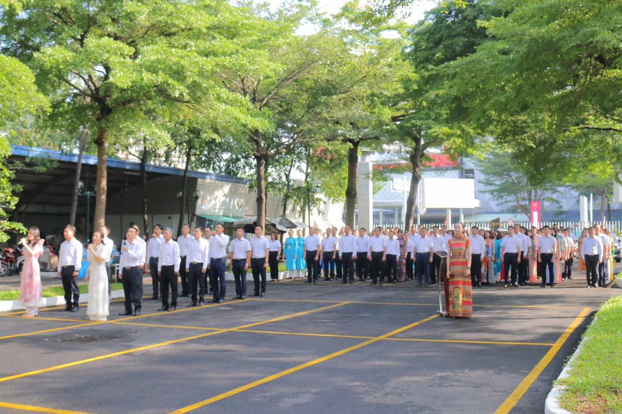 LỄ CHÀO CỜ THÁNG 7/2023 – QUYẾT TÂM PHỤC VỤ TỐT CAO ĐIỂM HÈ 2023