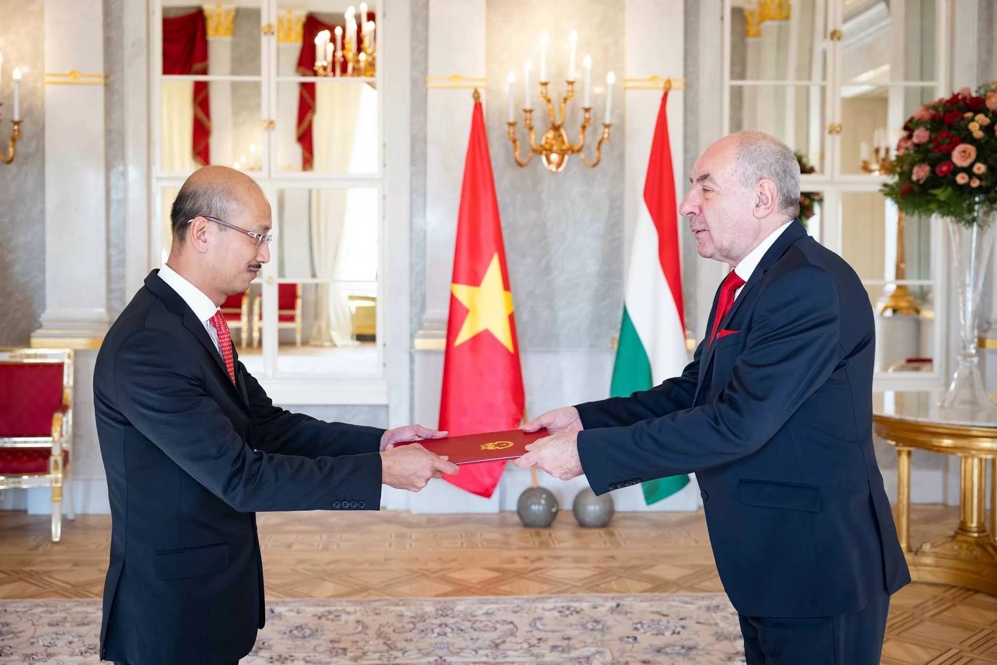 Đại sứ Bùi Lê Thái trình Thư ủy nhiệm lên Tổng thống Hungary Sulyok Tamás