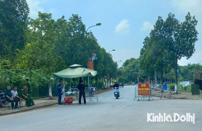 Bí thư Đảng ủy xã Đông Hội Lê Thế Chuyên thông tin, theo kế hoạch tổ chức tang lễ Tổng Bí thư Nguyễn Phú Trọng, huyện Đông Anh sẽ bố trí 3 địa điểm để người dân có thể đến viếng Tổng Bí thư. Trong đó, thôn Lại Đà, xã Đông Hội là một trong ba địa điểm được lựa chọn. Thời điểm này, tuyến đường vào thôn Lại Đà đã được các lực lượng an ninh lập chốt để kiểm soát an ninh, trật tự nhằm bảo đảm không gây ảnh hưởng đến công tác chuẩn bị tang lễ của các lực lượng hậu cần.