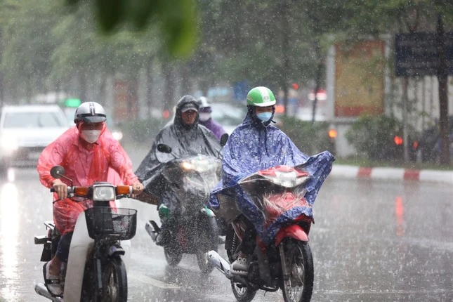 Không khí lạnh tràn về chấm dứt nắng nóng, cảnh báo mưa dông, tố lốc kéo dài nhiều ngày ở miền Bắc- Ảnh 1.