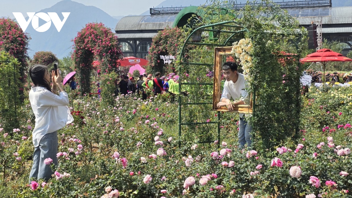 Tourists flock to the colorful culture of the Sapa Summer Festival, photo 2