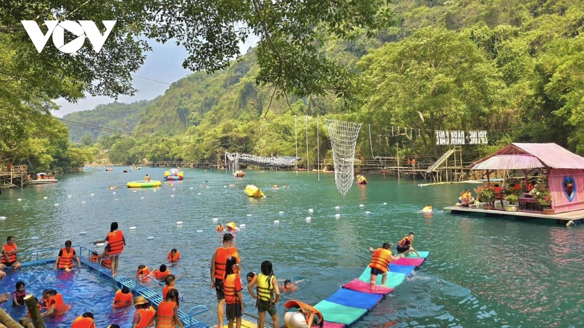 nang nong gay gat, bien quang binh dong khach dip nghi le hinh anh 3