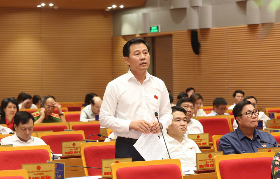 Director of Hanoi Department of Agriculture and Rural Development Nguyen Xuan Dai discussed the content raised by the delegates.