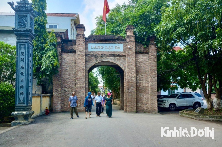 Những ngày gần đây, từng đoàn người dân ở khắp các nơi đổ về làng Lại Đà, đứng trước căn nhà mà Tổng Bí thư Nguyễn Phú Trọng sinh ra và lớn lên để tưởng niệm, sau khi biết thông tin Tổng Bí thư qua đời.