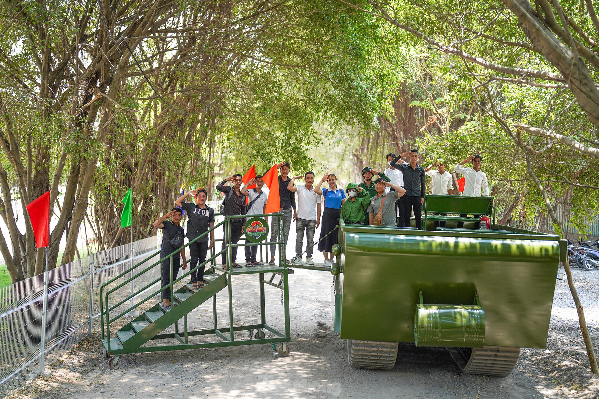 Experience armored vehicles 'crossing the forest' to avoid the heat during the April 30 holiday photo 7