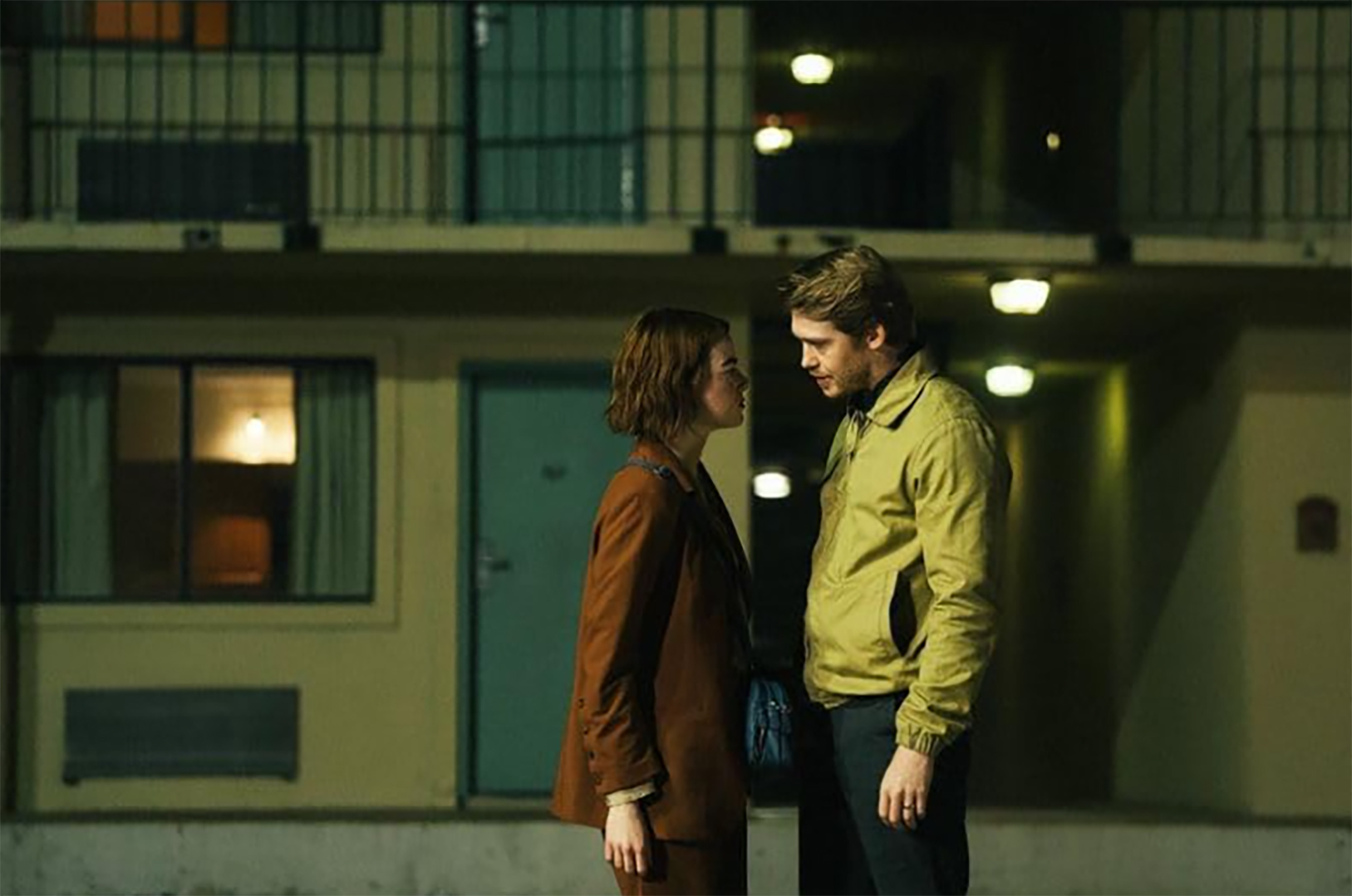 Joe Alwyn và Emma Stone trong phim Kinds of Kindness