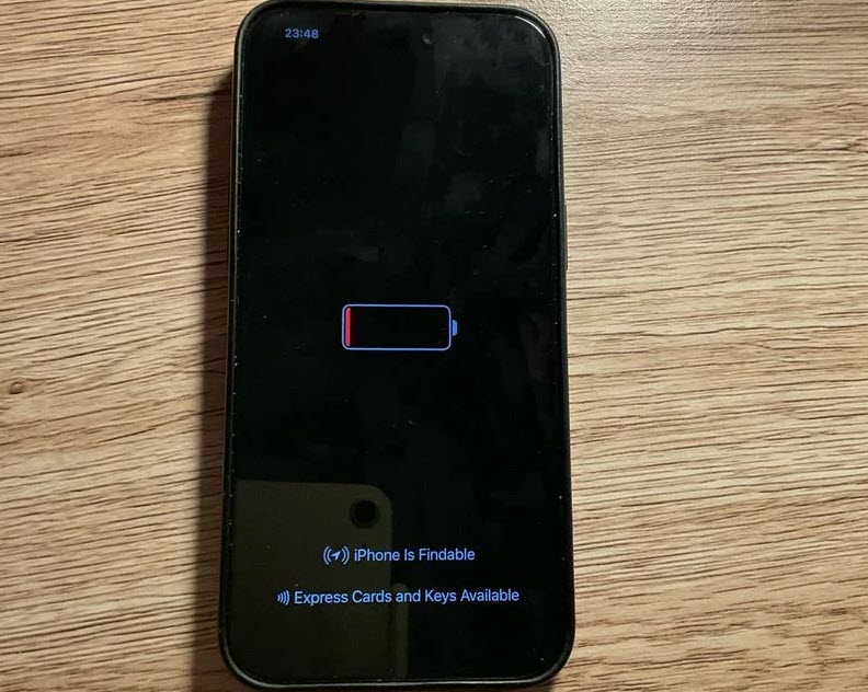 El iPhone 15 puede mostrar la hora cuando la batería está agotada (imagen 2 de iOS 18)