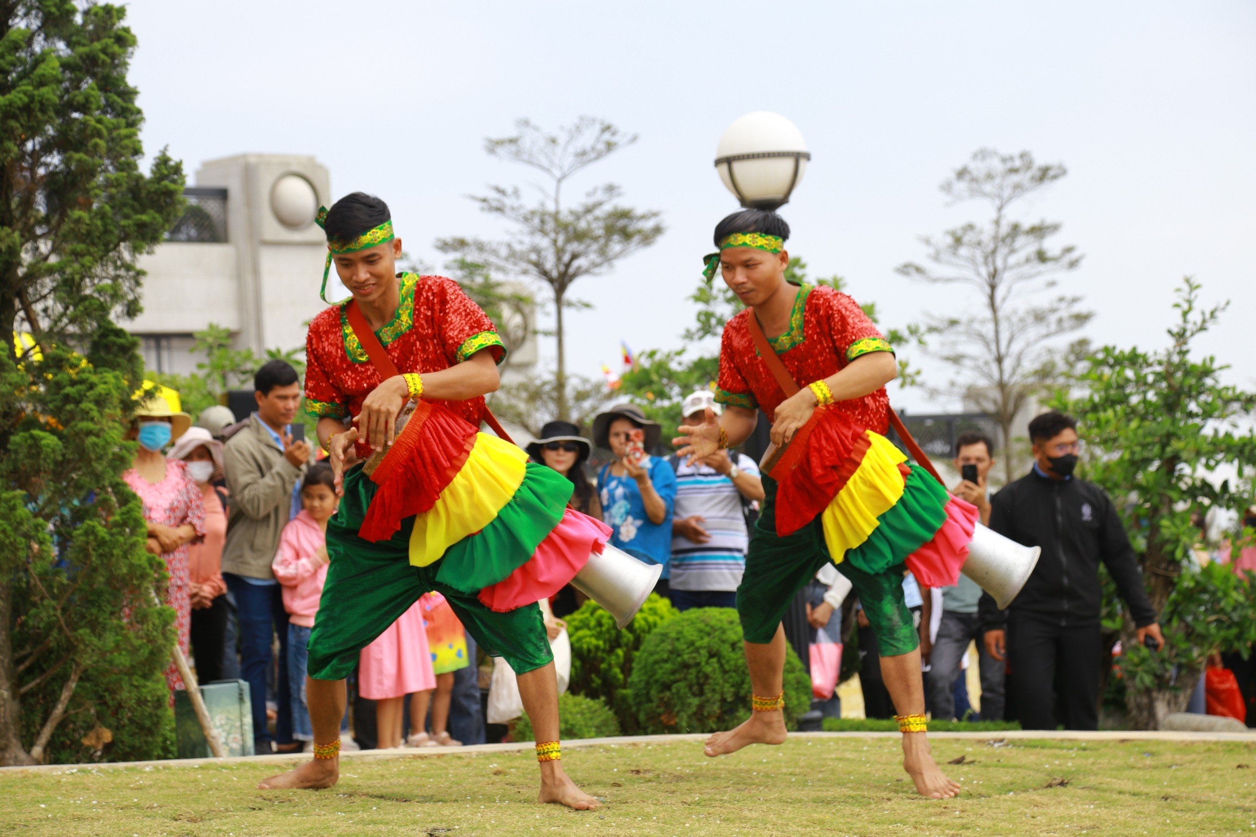 Không khí lễ hội sôi động trên đỉnh núi Bà Đen với show diễn nghệ thuật độc đáo được tổ chức liên tục vào các buổi sáng trong kỳ nghỉ lễ. Du khách đặc biệt thích thú với các màn trình diễn các di sản văn hoá phi vật thể cùng nếp sống sinh hoạt bình dị của người dân Tây Ninh.