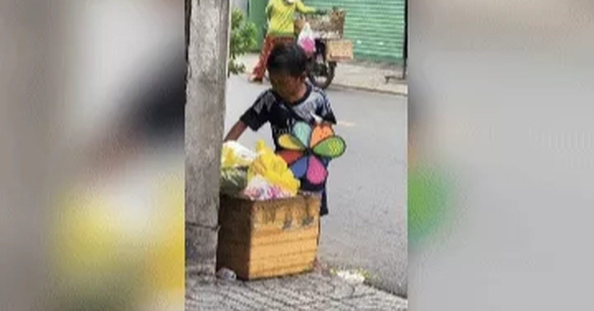 Cậu bé lục thùng rác, tìm đồ chơi