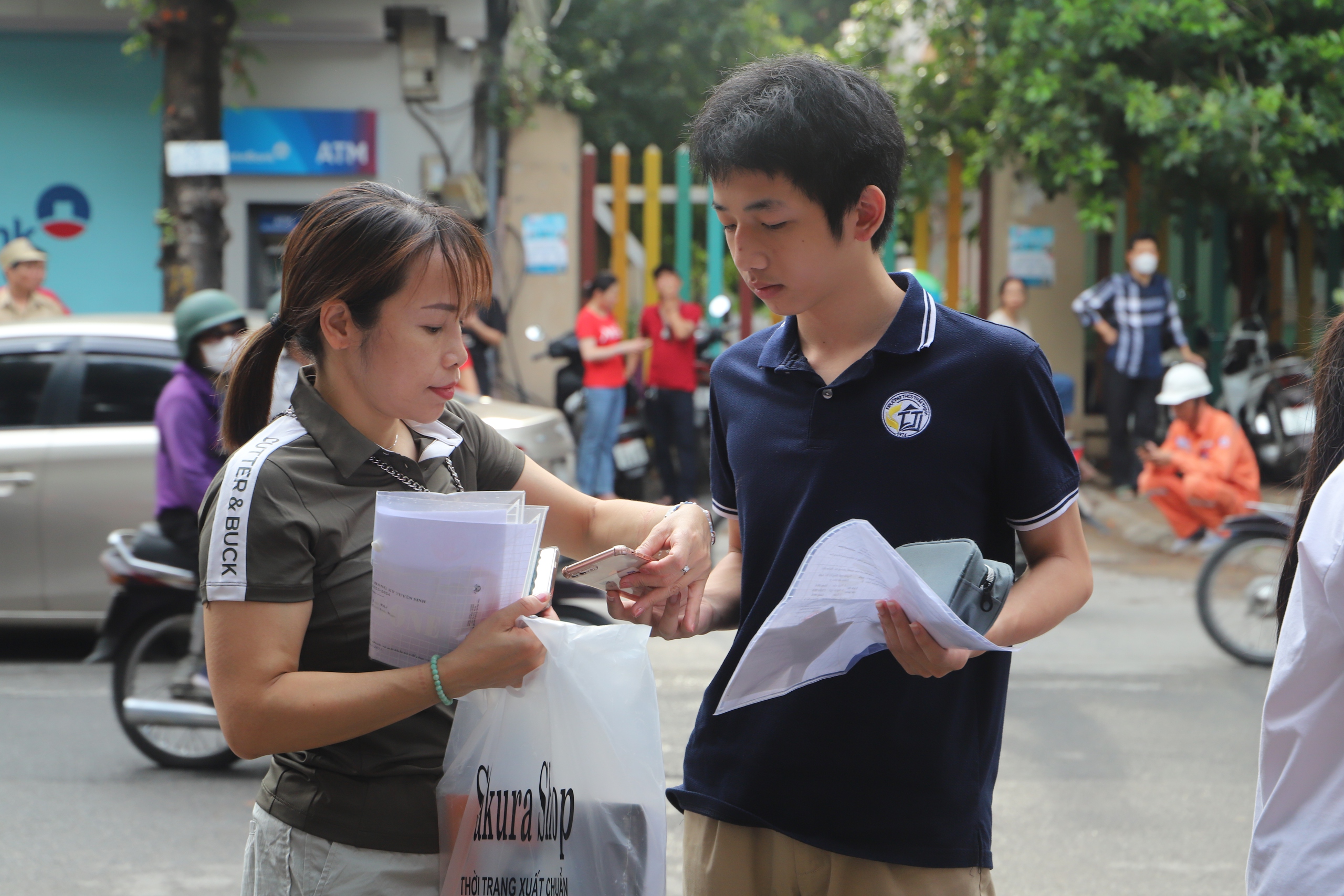 Thi vào 10 Hà Nội: Những hình ảnh yêu thương của bố mẹ dành cho con trong buổi thi đầu tiên- Ảnh 2.