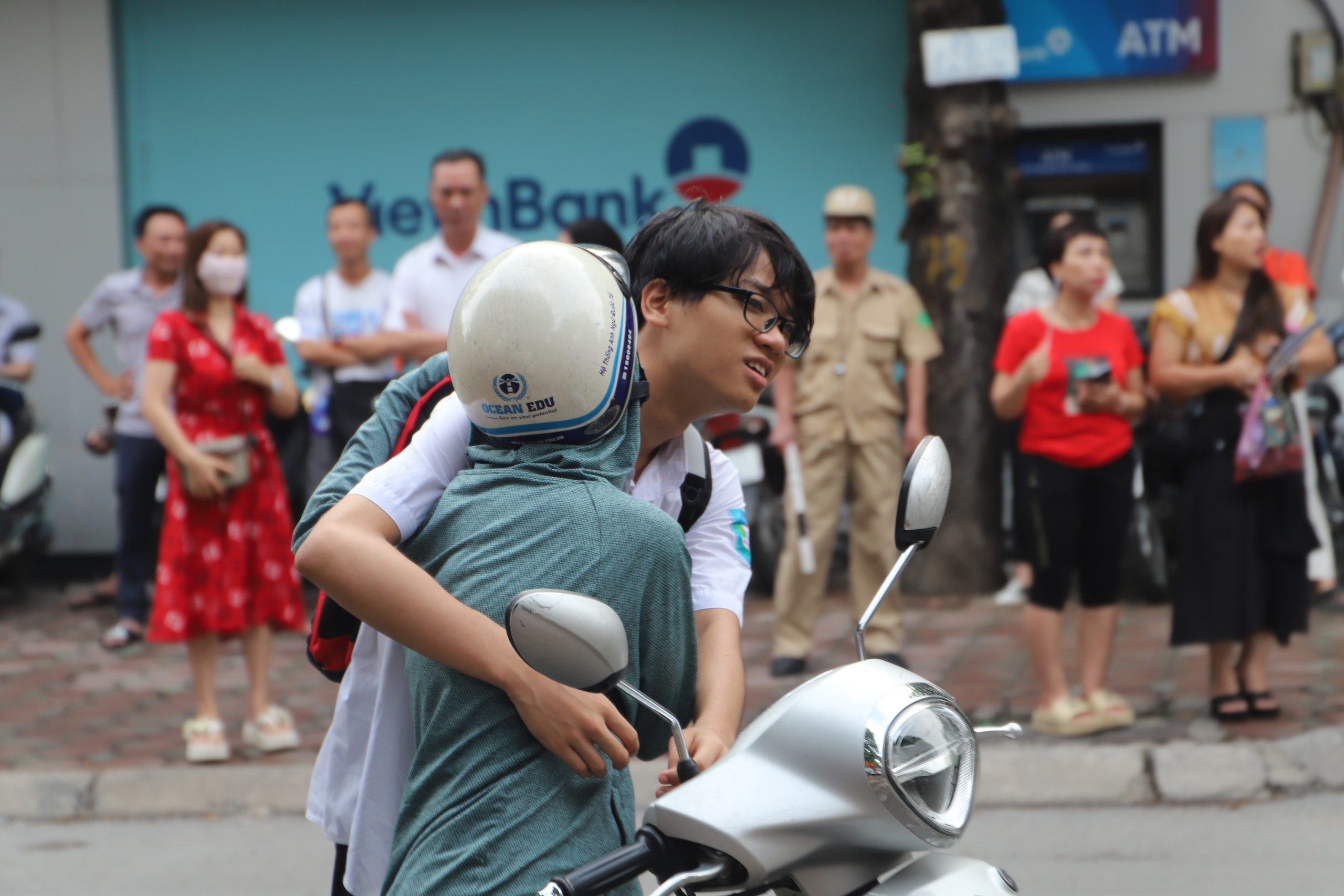 Thi vào 10 Hà Nội: Những hình ảnh yêu thương của bố mẹ dành cho con trong buổi thi đầu tiên- Ảnh 8.