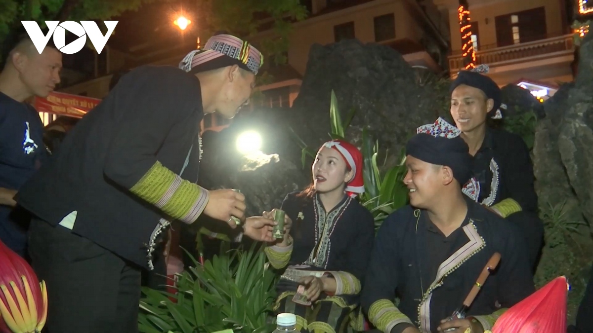 Tourists flock to the colorful culture of the Sapa Summer Festival, photo 1