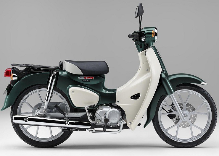 Mirando la Honda Super Cub 110 fabricada en Japón, imagen 4