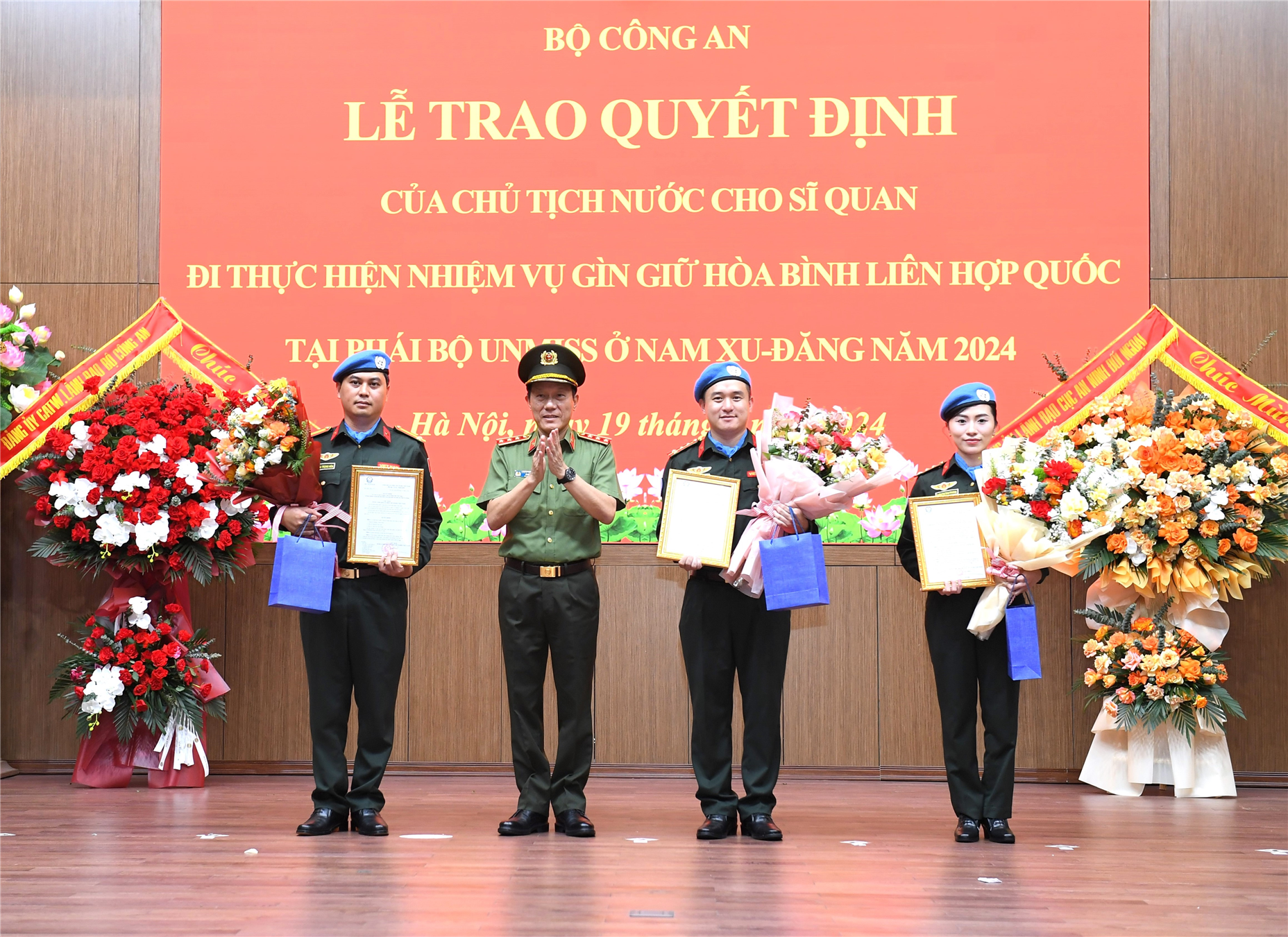 Présentation de la décision du Président à 03 agents de la Sécurité Publique Populaire pour effectuer des missions de maintien de la paix des Nations Unies